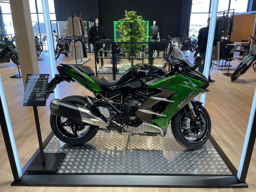 なん 後輩がNinjya ZX-4RRを買ったので納車を見学に行ってきました